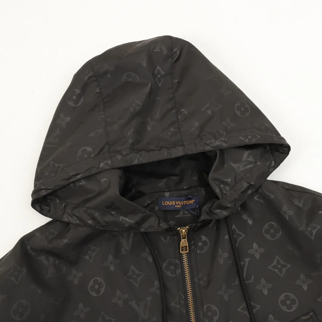 🅿️570 Louis Vuitton/Louis Vuitton All-over Printed Presbyopic Workwear Pocket Windbreaker Zipper Jacket Purchase the original version and have it printed immediately. The fabric is made of custom densely spun technical fabric that is light and thin, and the upper body is silky and breathable. Infrared positioning cutting, workwear-style windbreaker design, the upper body is invincible and versatile. All details are customized and developed, and all hardware and accessories are restored to ZP. Size：XS-L